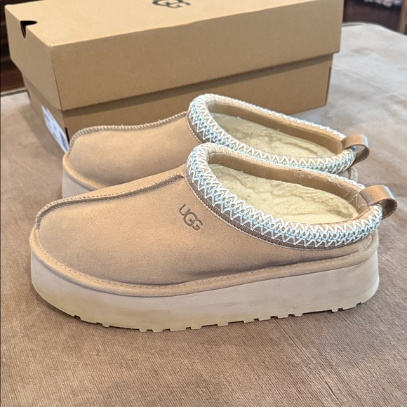 UGG Tazz Slides Sand Size 8. Excellent used condition. - Picture 6 of 7